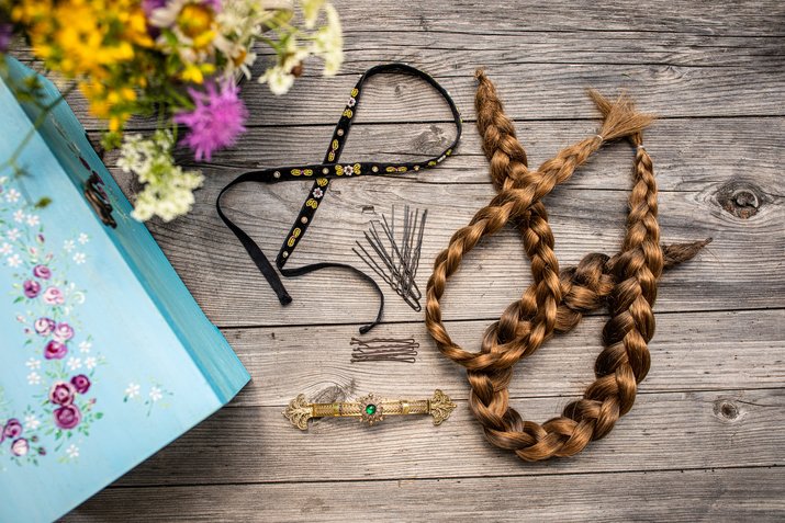 Haarband, Haarnadeln, Haarnetz, Haarspange und Zepf