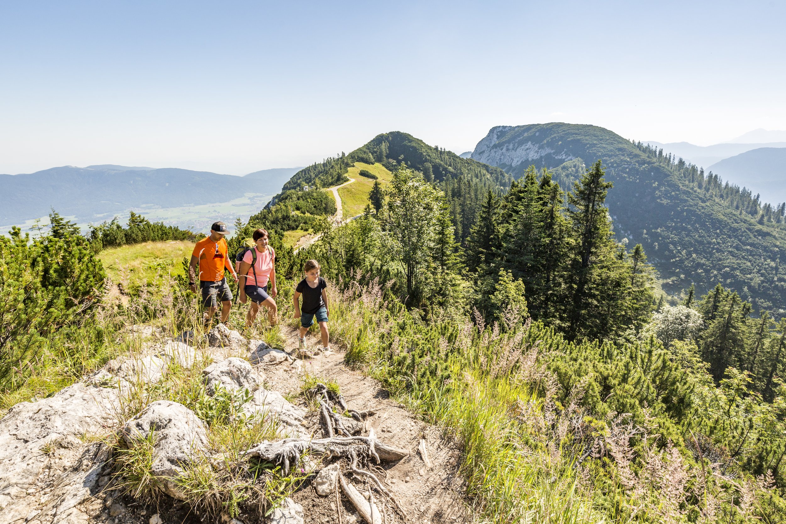 Familie wandert am Rauschberg